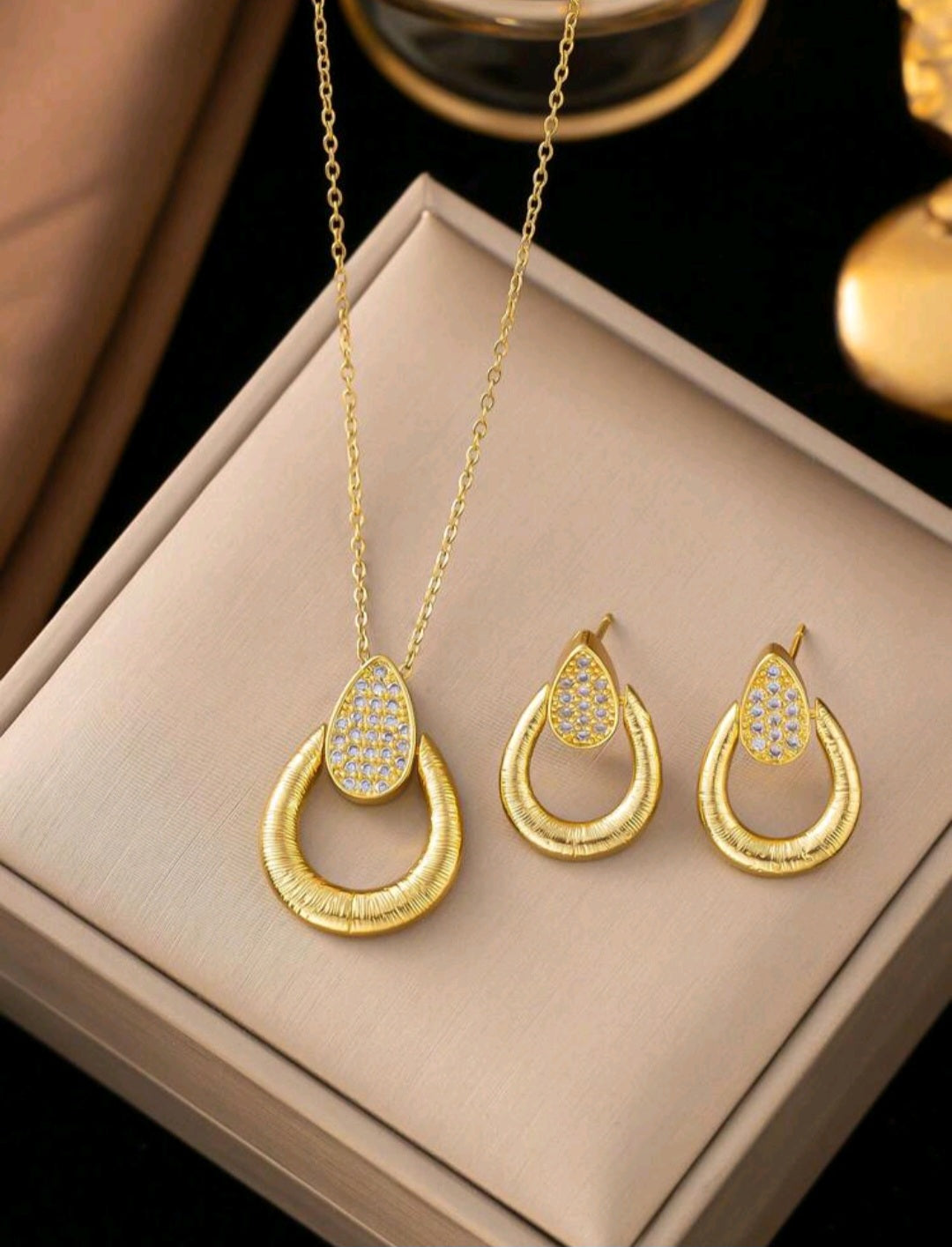 Ensemble boucle d'oreille et collier