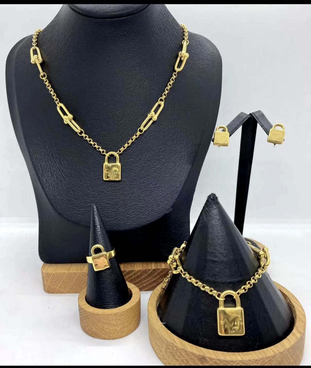 Ensemble collier boucle d'oreille bracelet et bague