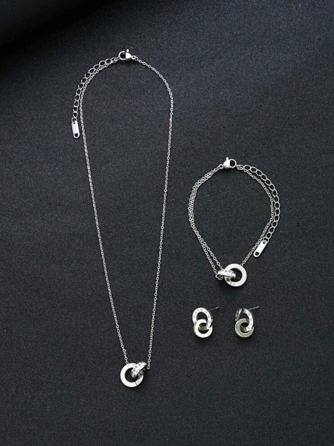 Ensemble collier boucle d'oreilles et bracelet