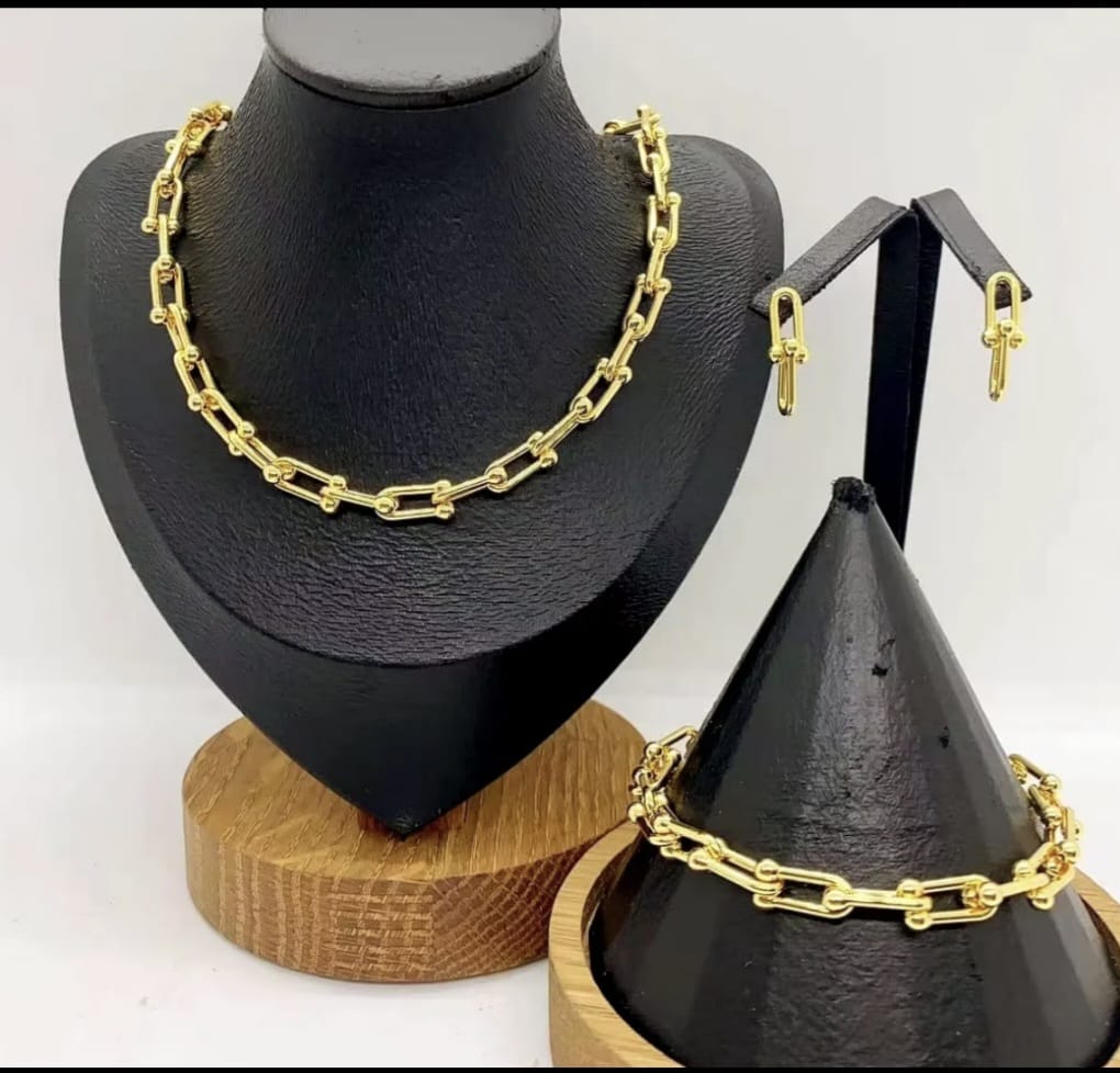 Necklace, earring and bracelet set